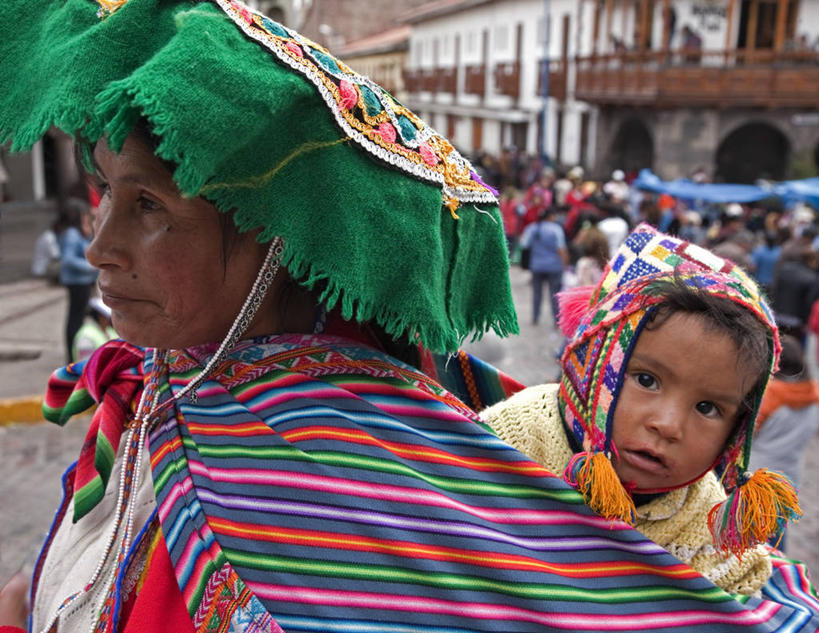 成年人,两个人,横图,方图,室外,建筑,秘鲁,圣诞节,市场,货摊,南美,摄影,婴儿床,南美洲,拉丁美洲,美洲,秘鲁共和国,库斯科,首府,拱廊,亚美利加洲,南亚美利加洲,玉米之仓,库斯科省,美术工艺,武器广场,女人,彩图,旅行,库斯科大区,传统文化