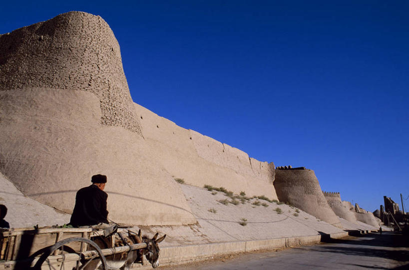 成年人,横图,城市,路,乌兹别克斯坦,亚洲,推车,古城,围墙,衣服,运输,摄影,保护,中亚,要塞,骡子,丝绸之路,驴子,男人,男性,彩图,传统服装,羊毛地毯