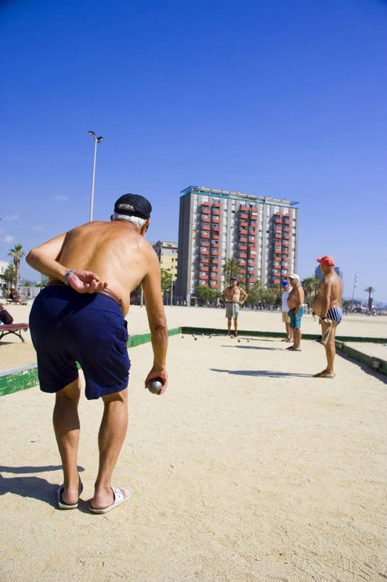 成年人,老年人,三个人,竖图,室外,旅游,友谊,西班牙,欧洲,巴塞罗那,行人,游客,游人,沙子,海岸线,路人,旅客,碗,摄影,加泰隆尼亚,过客,老年男性,男人,男性,海滩,彩图,旅行