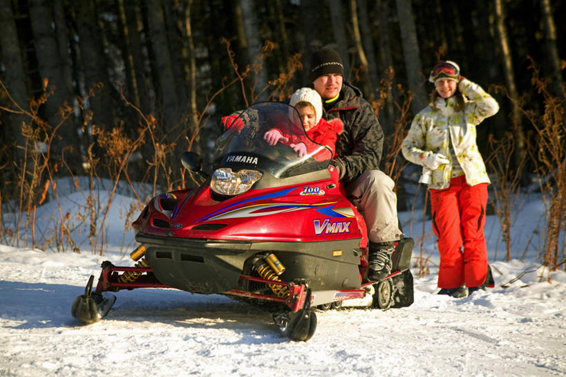 儿童,成年人,三个人,家庭,横图,室外,运动,雪,汽车,冰,冬天,寒冷,摄影,男人,女人,彩图,旅行,柱头,独联体