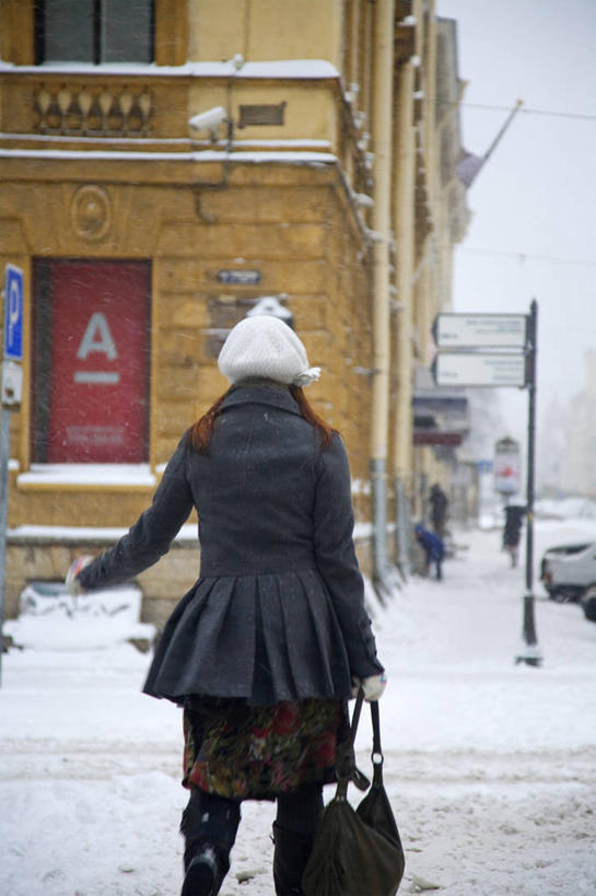 儿童,成年人,一个人,竖图,室外,雪,城市,街道,俄罗斯,冬天,下雪,摄影,女孩,女人,步行,彩图,旅行,独联体