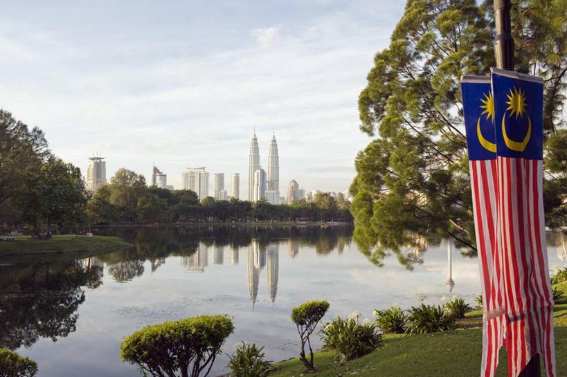 无人,双胞胎,横图,室外,湖,水,天际线,建筑,摩天大楼,旗帜,国旗,马来西亚,亚洲,反射,塔,首都,一对,现代,摄影,东南亚,双子塔,吉隆坡,双子星塔,吉隆坡石油双塔,吉隆坡双子星塔,佩重纳斯大厦,马来西亚联邦,彩图,旅行,马来西亚国旗,双峰塔,马来文化