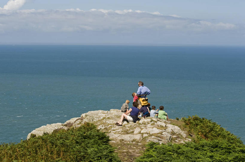 儿童,成年人,家庭,横图,室外,旅游,度假,英国,行人,游客,游人,地形,娱乐,路人,旅客,享受,休闲,放松,摄影,威尔士,欧洲蕨,过客,彭布罗克郡,海滩,步行,彩图