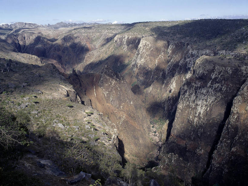 成年人,一个人,坐,横图,室外,旅游,度假,峡谷,也门,仅一个男性,阴影,地形,山谷,娱乐,风景,自然,享受,休闲,放松,摄影,印度洋,沟壑,男人,群岛,彩图