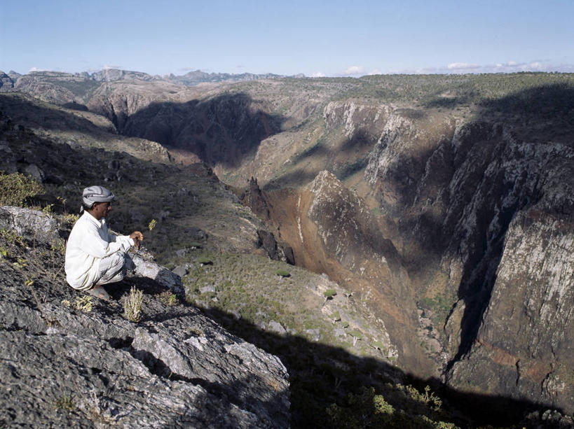 成年人,一个人,坐,横图,室外,旅游,度假,峡谷,也门,仅一个男性,阴影,地形,山谷,娱乐,风景,自然,享受,休闲,放松,摄影,印度洋,沟壑,男人,群岛,彩图