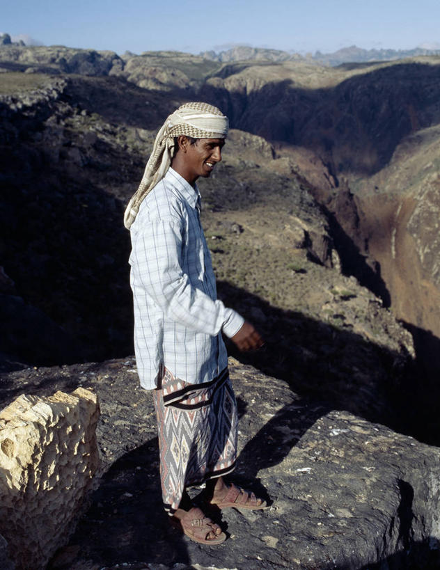 成年人,一个人,坐,竖图,室外,旅游,度假,峡谷,也门,仅一个男性,阴影,地形,山谷,娱乐,风景,自然,享受,休闲,放松,摄影,印度洋,沟壑,男人,群岛,彩图