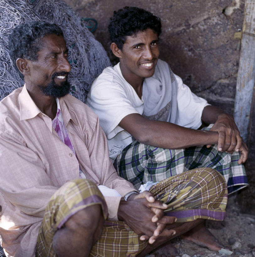 成年人,两个人,渔夫,竖图,室外,也门,社区,摄影,印度洋,男人,群岛,彩图,钓鱼,传统文化