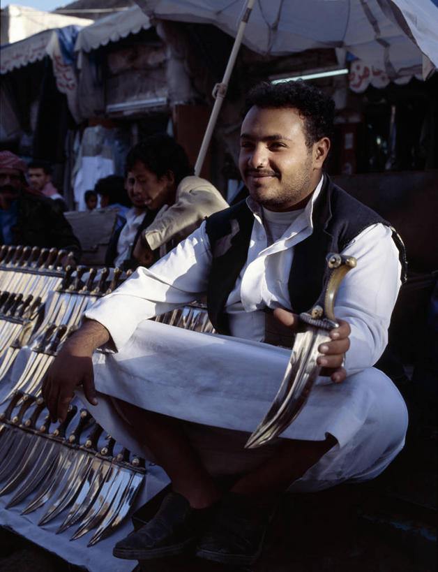 两个人,商店,横图,购物,消费,城市,也门,推车,市场,首都,货摊,地标建筑,摄影,贸易,萨那,商人,彩图,传统服装,联合国教科文组织,街市