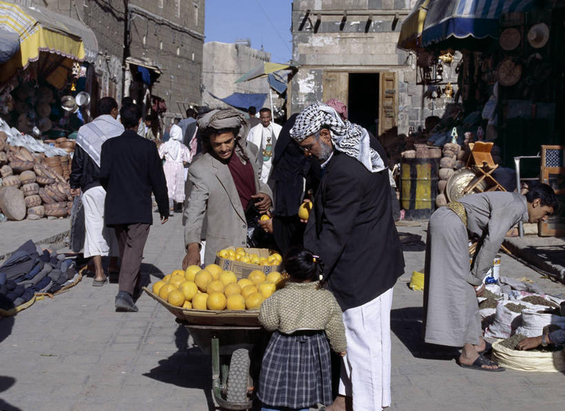 两个人,商店,横图,购物,消费,城市,也门,推车,市场,首都,货摊,地标建筑,摄影,贸易,萨那,商人,彩图,传统服装,联合国教科文组织,街市