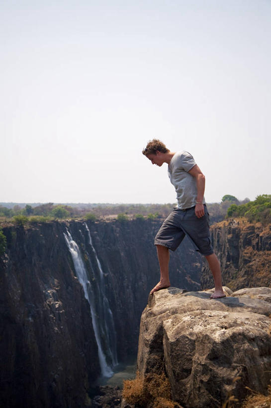 西方人,儿童,成年人,一个人,竖图,室外,河流,瀑布,水,峡谷,欧洲,非洲,津巴布韦,黑人,欧洲人,行人,游客,游人,悬崖,路人,旅客,平衡,摄影,沟壑,赞比西河,阿非利加洲,维多利亚瀑布,津巴布韦共和国,辛巴威,北马塔贝莱兰省,过客,男孩,男人,非洲人,彩图