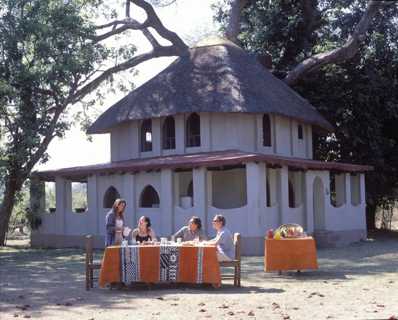 横图,室外,吃饭,旅游,度假,酒店,非洲,赞比亚,行人,游客,游人,饮食,路人,旅客,摄影,过客,彩图,南卢安瓜国家公园