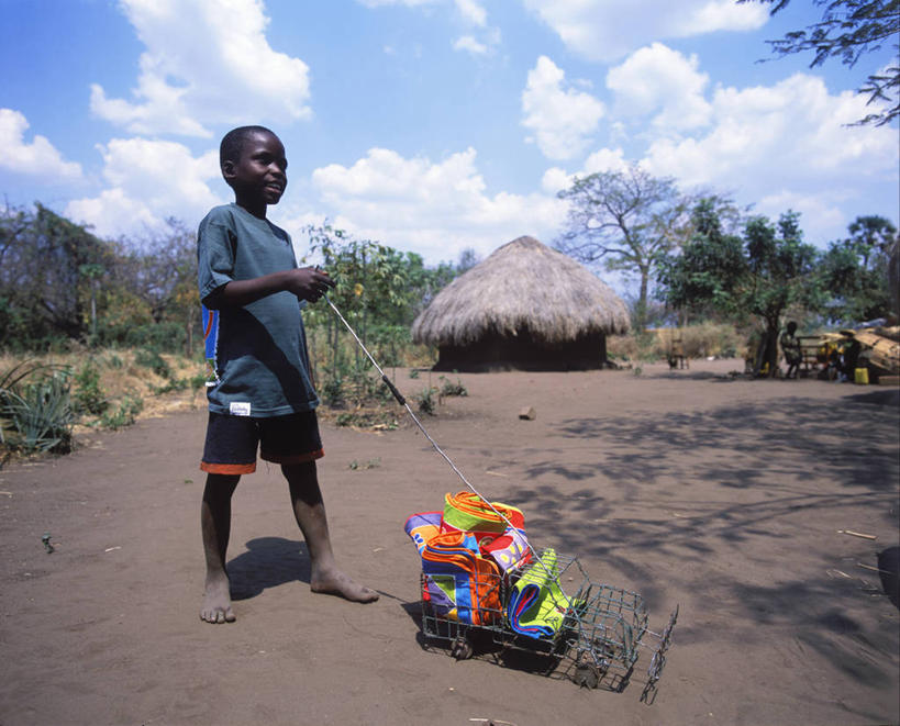 儿童,一个人,竖图,彩色,纯洁,河流,纺织品,非洲,赞比亚,仅一个男性,仅一个人,小贩,小孩,仅一个小孩,可爱,童年,童趣,摄影,五颜六色,色彩斑斓,创造力,出示,手艺,五彩缤纷,贩卖,童真,烂漫,无邪,非洲文化,五彩斑斓,卢安瓜河,式样,五光十色,天真,男孩,男人,男性,孩子,商人,彩图,男生,传统文化