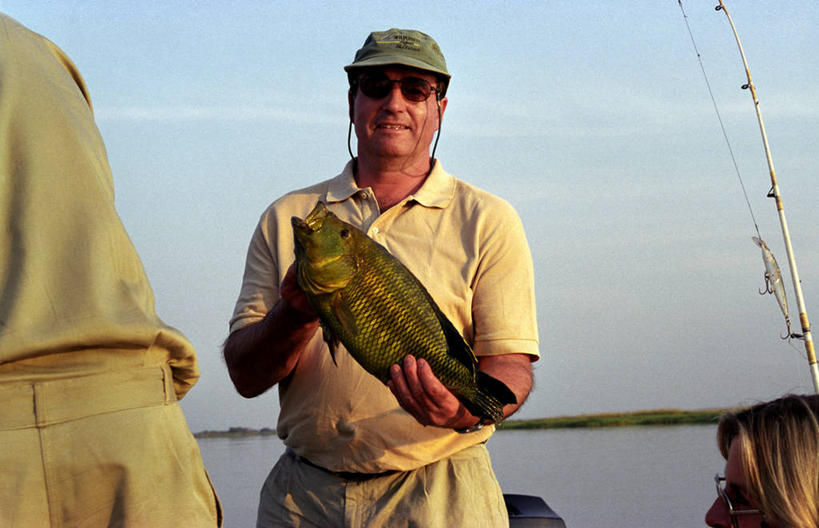 西方人,成年人,一个人,横图,室外,旅游,度假,河流,欧洲,非洲,赞比亚,黑人,欧洲人,仅一个男性,行人,游客,游人,拿着,鱼类,路人,旅客,摄影,海鲷,过客,男人,非洲人,休闲活动,彩图,钓鱼