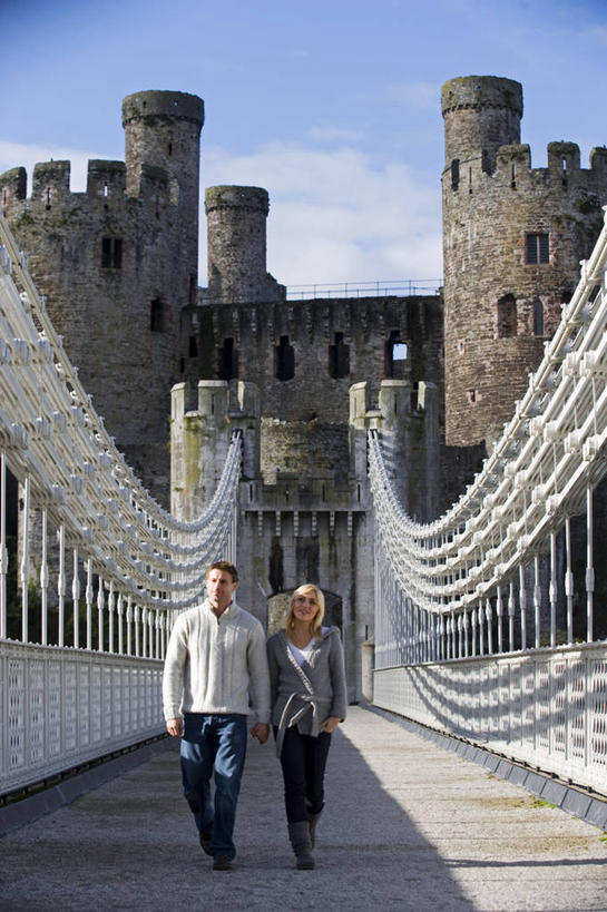 成年人,两个人,竖图,旅游,度假,英国,欧洲,行人,游客,游人,吊挂,悬挂,桥,挂,路人,旅客,摄影,西欧,要塞,大不列颠,威尔士,大不列颠及北爱尔兰联合王国,大不列颠及爱尔兰联合王国,威尔士公国,异性恋,过客,康威城堡,男人,女人,彩图,康威自治市,大不列颠王国,大英帝国,联合王国,日不落帝国,伴侣,斯诺登峰,北威尔士