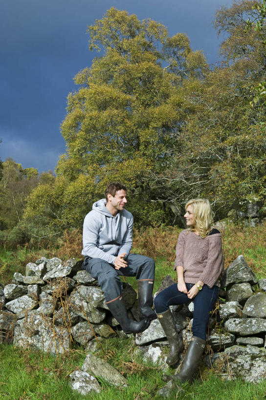 成年人,两个人,竖图,旅游,度假,英国,欧洲,行人,游客,游人,路人,旅客,摄影,花岗岩,西欧,大不列颠,威尔士,大不列颠及北爱尔兰联合王国,大不列颠及爱尔兰联合王国,威尔士公国,异性恋,过客,男人,女人,彩图,康威自治市,大不列颠王国,大英帝国,联合王国,日不落帝国,德鲁伊教,伴侣,北威尔士