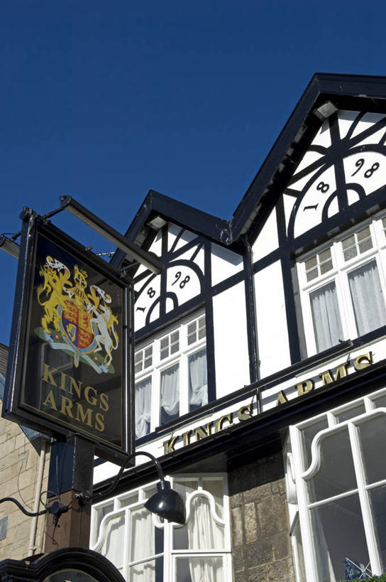 成年人,两个人,竖图,室外,旅游,度假,英国,欧洲,行人,游客,游人,城镇,路人,旅客,摄影,西欧,要塞,大不列颠,威尔士,大不列颠及北爱尔兰联合王国,大不列颠及爱尔兰联合王国,威尔士公国,异性恋,过客,康威城堡,爱德华一世,男人,女人,彩图,康威自治市,大不列颠王国,大英帝国,联合王国,日不落帝国,伴侣,斯诺登峰,北威尔士