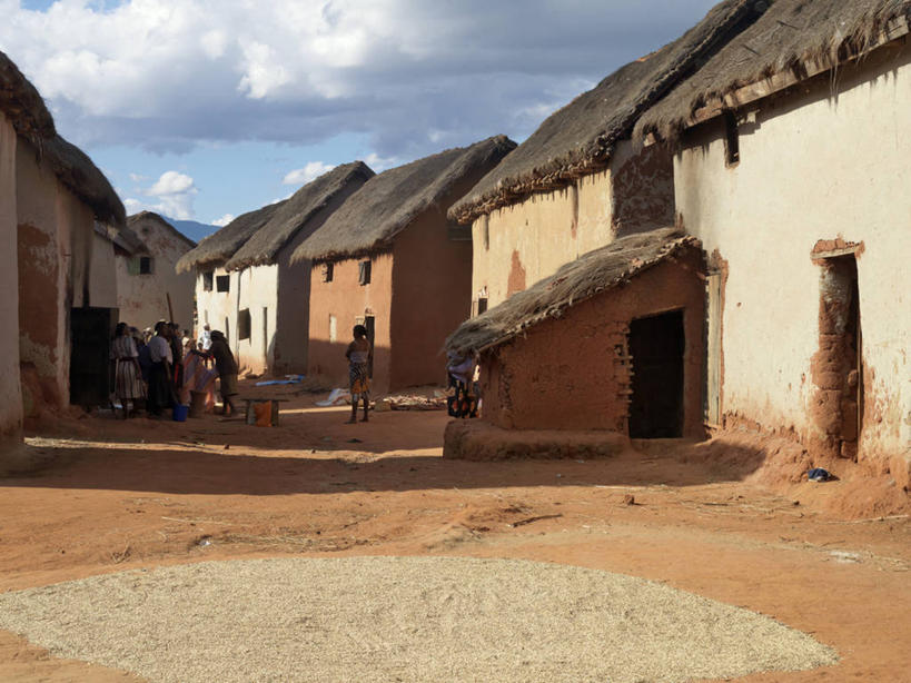 成年人,一个人,微笑,竖图,快乐,帽子,非洲,马达加斯加,仅一个女性,阴影,草帽,粉色,社区,摄影,女人,彩图