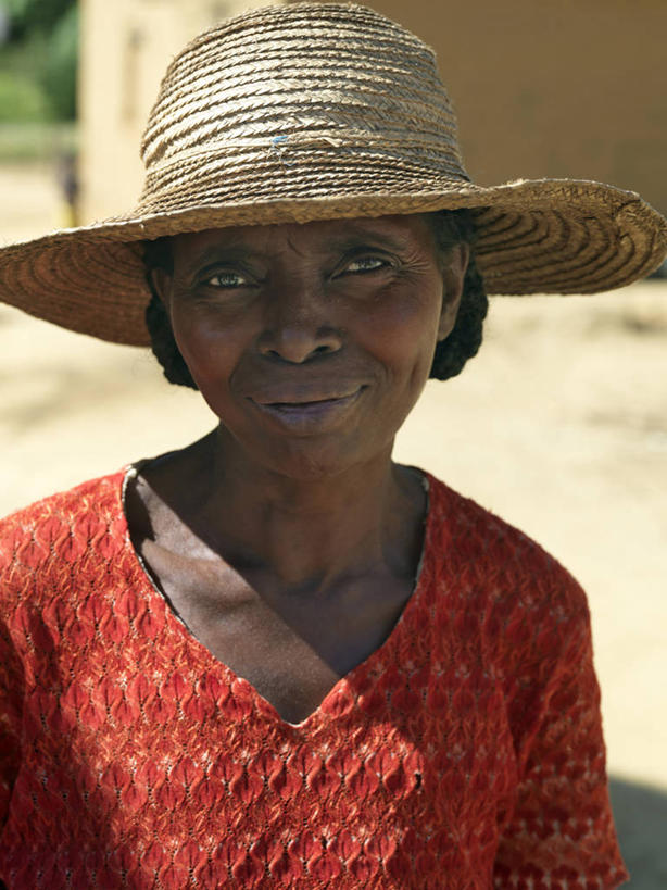 成年人,一个人,微笑,竖图,快乐,帽子,非洲,马达加斯加,仅一个女性,阴影,草帽,粉色,社区,摄影,女人,彩图