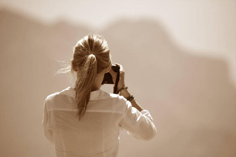 成年人,一个人,横图,室外,山,山脉,相机,阿曼,仅一个女性,行人,游客,游人,山顶,路人,旅客,摄影,中东,波斯湾,过客,女人,彩图,阿拉伯半岛