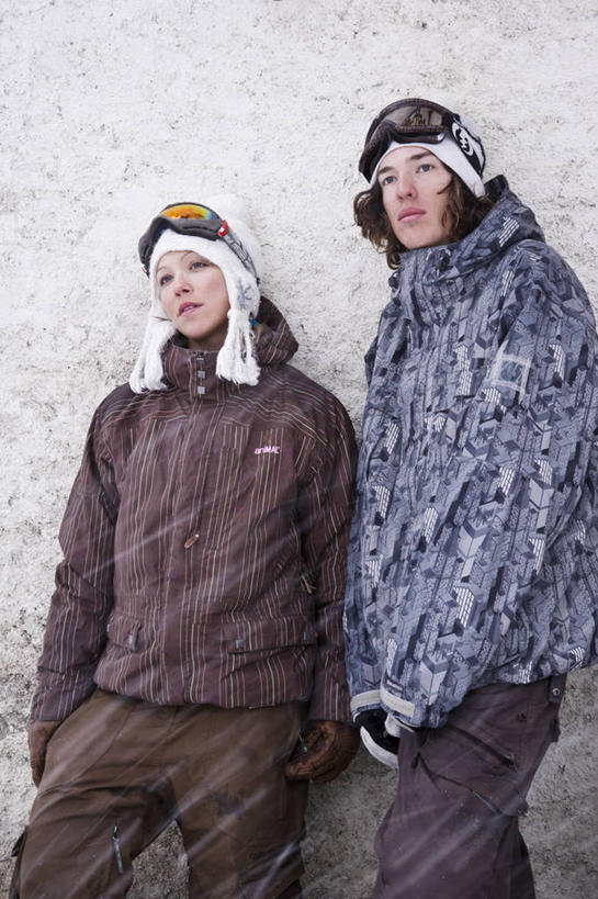 成年人,两个人,竖图,室外,运动,法国,欧洲,服装,裤子,设备,车,物品,衣服,手套,交通工具,温暖,背带裤,摄影,服饰,保暖,滑雪板,雪橇,御寒,载具,滑雪镜,雪橇车,滑雪服,阿尔卑斯山脉,霞慕尼,茄克,异性恋,竞技服,旅游服,冬装,男人,女人,彩图,伴侣