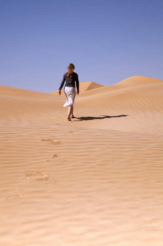 成年人,一个人,竖图,室外,沙漠,阿曼,仅一个女性,行人,游客,游人,沙子,沙丘,路人,旅客,摄影,中东,干的,波斯湾,沙岩,过客,女人,彩图,阿拉伯半岛