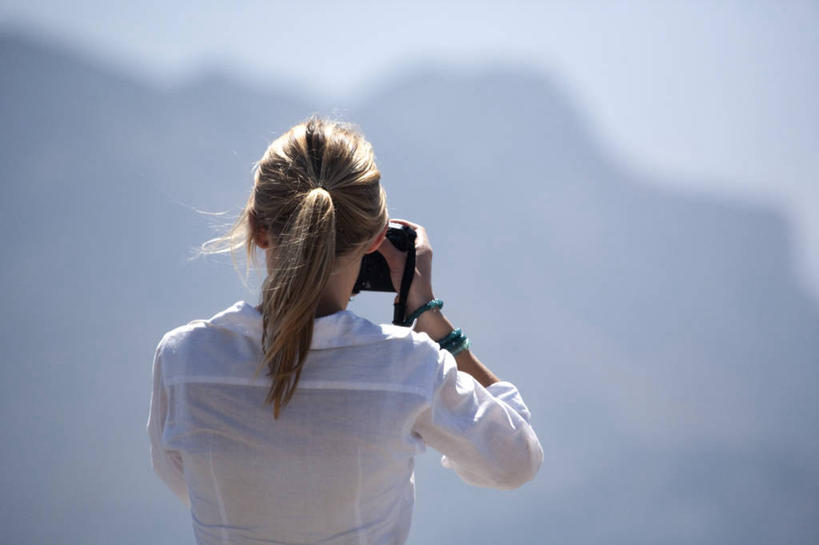 成年人,一个人,摄影师,横图,室外,旅游,山,山脉,相机,阿曼,仅一个女性,行人,游客,游人,山顶,路人,旅客,拍照,摄影,中东,波斯湾,过客,女人,彩图,阿拉伯半岛