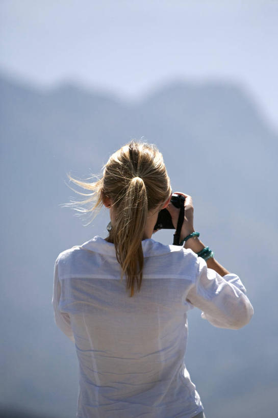 成年人,一个人,摄影师,竖图,室外,旅游,山,山脉,相机,阿曼,仅一个女性,行人,游客,游人,山顶,路人,旅客,拍照,摄影,中东,波斯湾,过客,女人,彩图,阿拉伯半岛