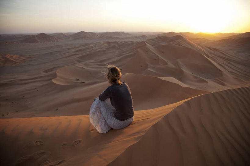 成年人,一个人,横图,室外,日落,沙漠,阿曼,仅一个女性,行人,游客,游人,沙子,沙丘,路人,旅客,摄影,中东,干的,波斯湾,沙岩,过客,女人,彩图,阿拉伯半岛