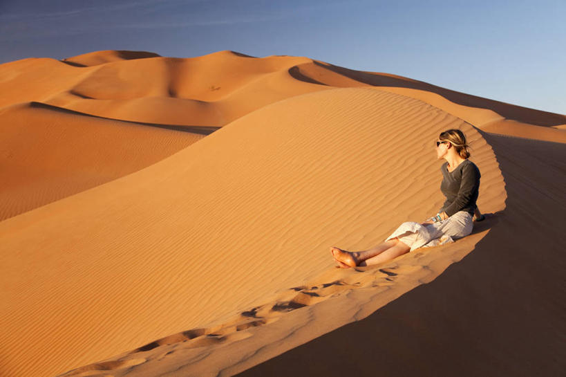 成年人,一个人,横图,室外,沙漠,阿曼,仅一个女性,行人,游客,游人,沙子,沙丘,路人,旅客,摄影,中东,干的,波斯湾,沙岩,过客,女人,彩图,阿拉伯半岛