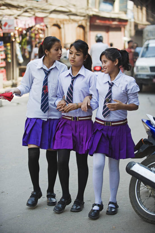 儿童,三个人,竖图,室外,白天,制服,纯洁,城市,尼泊尔,亚洲,城镇,首都,现代,校服,可爱,童年,童趣,摄影,童真,烂漫,无邪,加德满都,天真,女孩,步行,彩图,高中,女生,传统文化