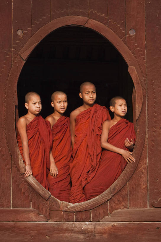 儿童,竖图,窗户,缅甸,亚洲,木制,长袍,锥子,佛,红色,摄影,宗教,东南亚,佛教,知识,修道院,男孩,僧侣,彩图,柚木树