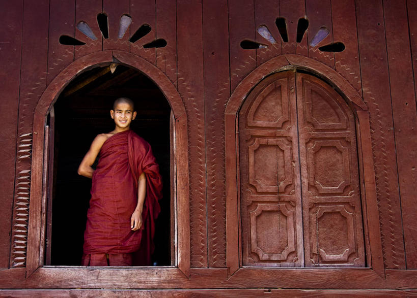 儿童,成年人,一个人,学生,横图,窗户,缅甸,亚洲,木制,长袍,锥子,教育,红色,教,摄影,宗教,东南亚,佛教,知识,修道院,开端,男孩,男人,僧侣,彩图,柚木树