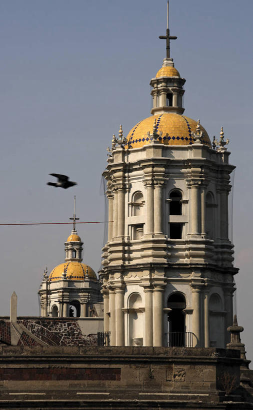 成年人,无人,教堂,竖图,墨西哥,节日,首都,文化,祈祷,健康,许愿,摄影,宗教,信仰,纪念,祈求,基督教,拉丁美洲,圆顶建筑,天主教,朝圣节,墨西哥城,教皇,平安,女人,彩图,大教堂