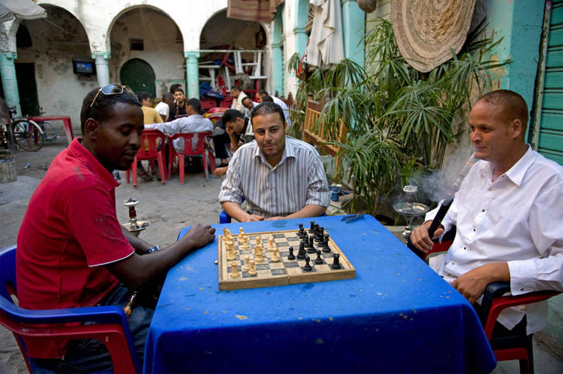 成年人,吸烟,横图,室外,通讯,城市,酒店,纸牌,非洲,利比亚,庭院,放松,摄影,烟斗,地中海文化,北非,水烟袋,男人,说话,彩图