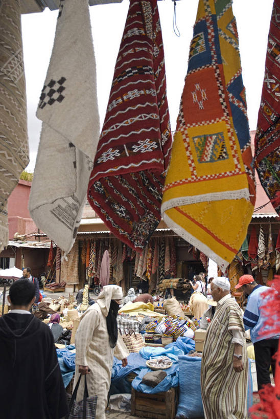 商店,竖图,购物,旅游,度假,消费,地毯,街道,纺织品,非洲,摩洛哥,行人,游客,游人,装饰,工作,毛毯,毯子,市场,历史,货摊,路人,旅客,纺织,工艺品,垫子,社区,温暖,摄影,华丽,修饰,点缀,忙碌,贩卖,贸易,北非,衬托,美观,雅致,雅观,阿非利加洲,摩洛哥王国,技能,马拉喀什,美术工艺,过客,摩洛哥文化,彩图,旅行,传统文化,赛尔