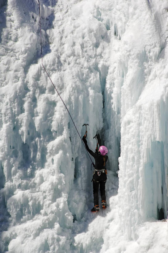 成年人,一个人,攀登,竖图,室外,兴奋,运动,瀑布,峡谷,雪,日光,美国,仅一个女性,头饰,冰,地形,冬天,冰柱,训练,刺激,白色,自然,绳子,寒冷,摄影,生活方式,动作,攀冰,北美,练习,科罗拉多州,技能,冰爪,冒险,危险,女人,彩图