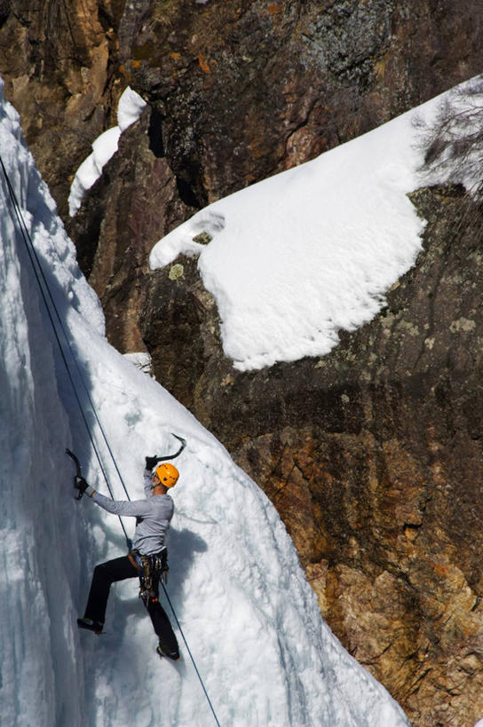 成年人,无人,攀登,竖图,室外,兴奋,运动,瀑布,峡谷,雪,日光,美国,头饰,冰,地形,冬天,冰柱,训练,刺激,白色,自然,绳子,寒冷,摄影,生活方式,动作,攀冰,北美,练习,科罗拉多州,技能,冰爪,冒险,危险,男人,彩图