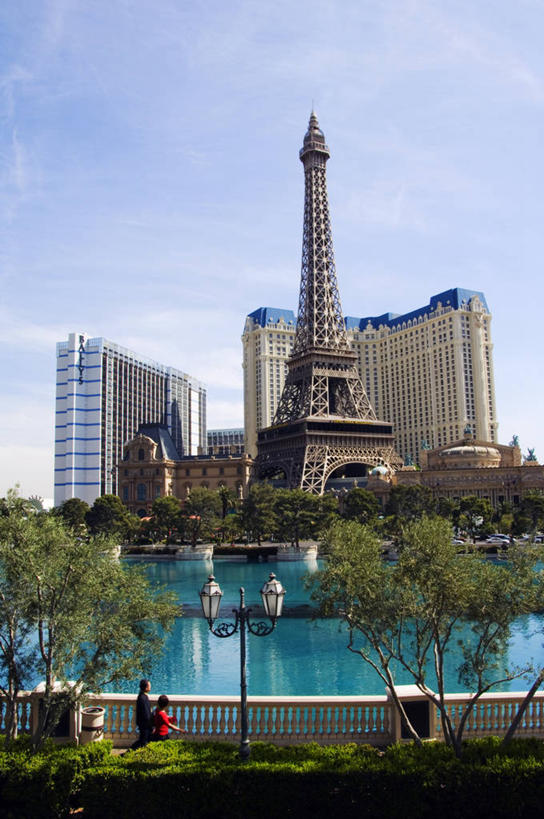 竖图,室外,旅游,度假,赌博,湖,水,城市,建筑,酒店,日光,美国,池塘,蓝色,天空,地标建筑,赌场,摄影,北美,北美洲,美洲,内华达州,拉斯维加斯,北亚美利加洲,亚美利加洲,内华达,北美艾灌木丛州,产银之州,银山州,银之州,赌城,拉斯韦加斯,克拉克县,彩图,县治,美利坚合众国,拉斯维加斯巴黎酒店