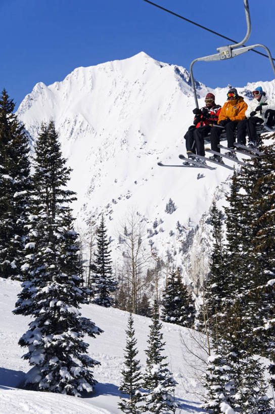成年人,竖图,室外,旅游,度假,山,山脉,雪,日光,美国,地形,冬天,娱乐,车,蓝色,白色,风景,天空,自然,交通工具,享受,休闲,放松,寒冷,摄影,生活方式,雪橇,动作,北美,载具,雪橇车,犹他,盐湖城,滑雪运动,阿尔塔,男人,彩图