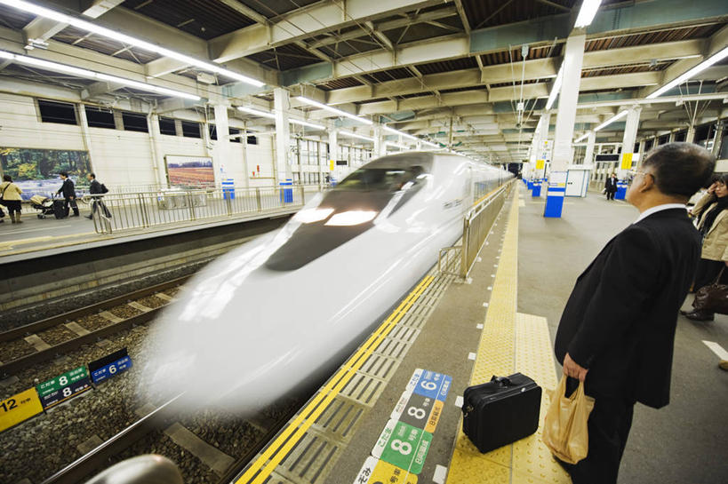 成年人,商务人士,商务男性,火车站,横图,白天,运动模糊,衬衫,商务,路,铁路,火车,车站,日本,亚洲,套装,公文包,轨道,站台,交通,铁轨,列车,月台,车,交通工具,运输,摄影,迅速,载具,商务装,等,高速列车,工薪阶层,男人,白领,上班族,彩图,衬衣,旅行,铁路车站,铁路站,铁路列车,高速摄影