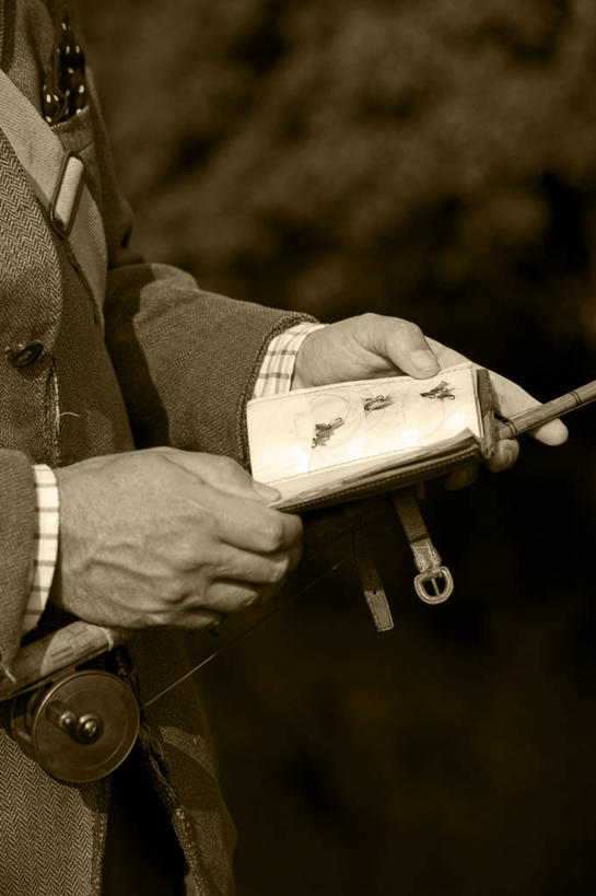 一个人,运动员,竖图,室外,度假,运动,水,英国,鸭舌帽,摄影,生活方式,鱼钩,威尔士,钓竿,休闲活动,彩图,钓鱼,传统文化,迪河