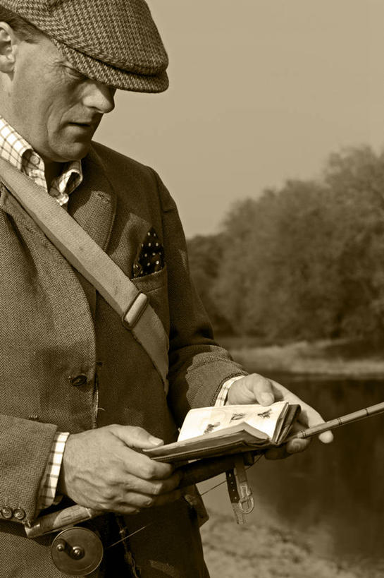 一个人,运动员,竖图,室外,度假,运动,水,英国,鸭舌帽,摄影,生活方式,鱼钩,威尔士,钓竿,休闲活动,彩图,钓鱼,传统文化,迪河