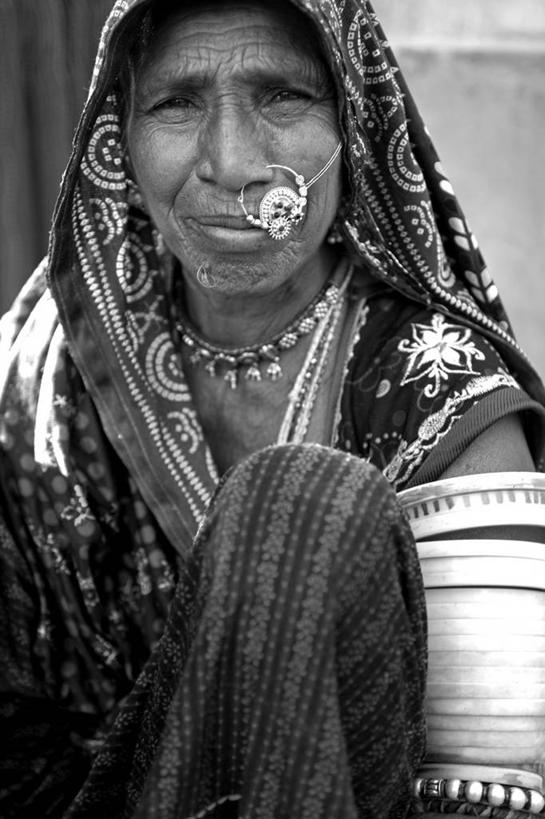 儿童,成年人,家庭,横图,室外,美景,印度,景观,乡村,自然,社区,景色,摄影,井,水泵,自然风光,拉贾斯坦邦,乌代浦,女人,彩图,传统服装