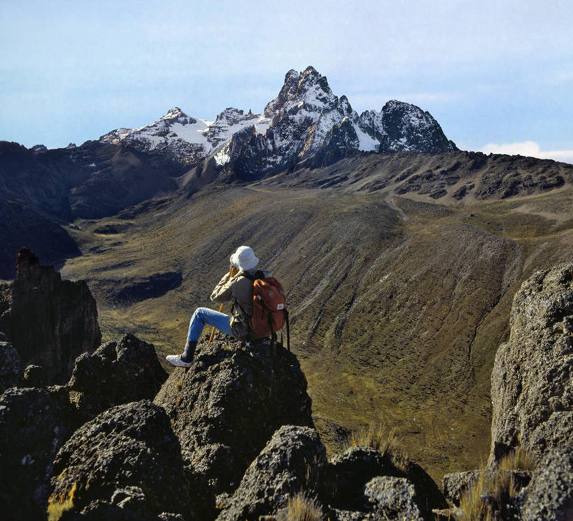 成年人,攀登,横图,室外,旅游,度假,山,非洲,肯尼亚,行人,游客,游人,山顶,巨石,娱乐,路人,旅客,享受,休闲,放松,摄影,冰河,肯尼亚山,过客,男人,岩石,彩图,旅行,火山颈