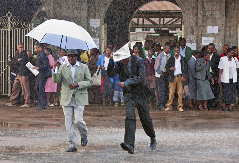 成年人,跑,横图,雨,暴风雨,车站,非洲,肯尼亚,倒,湿,伞,站台,首都,月台,社区,职业,摄影,奈洛比,男人,彩图,旅行,精力