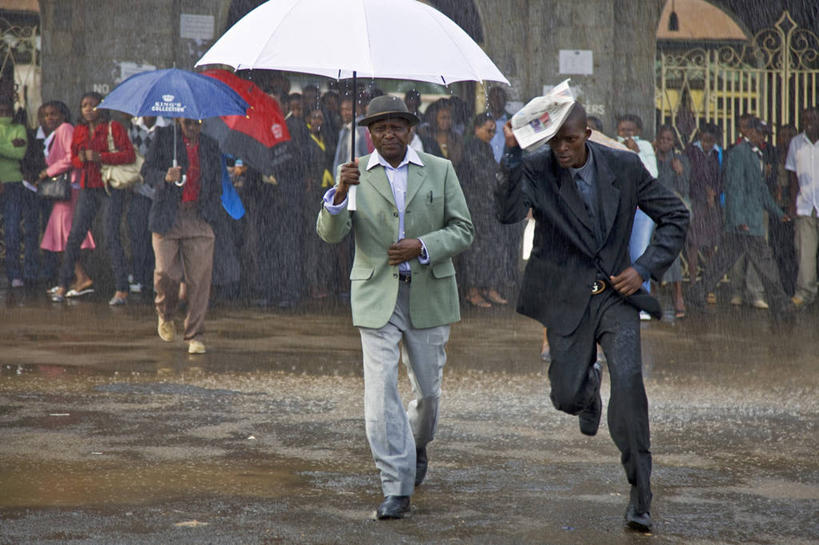 成年人,跑,横图,雨,暴风雨,车站,非洲,肯尼亚,倒,湿,伞,站台,首都,月台,社区,职业,摄影,奈洛比,男人,彩图,旅行,精力