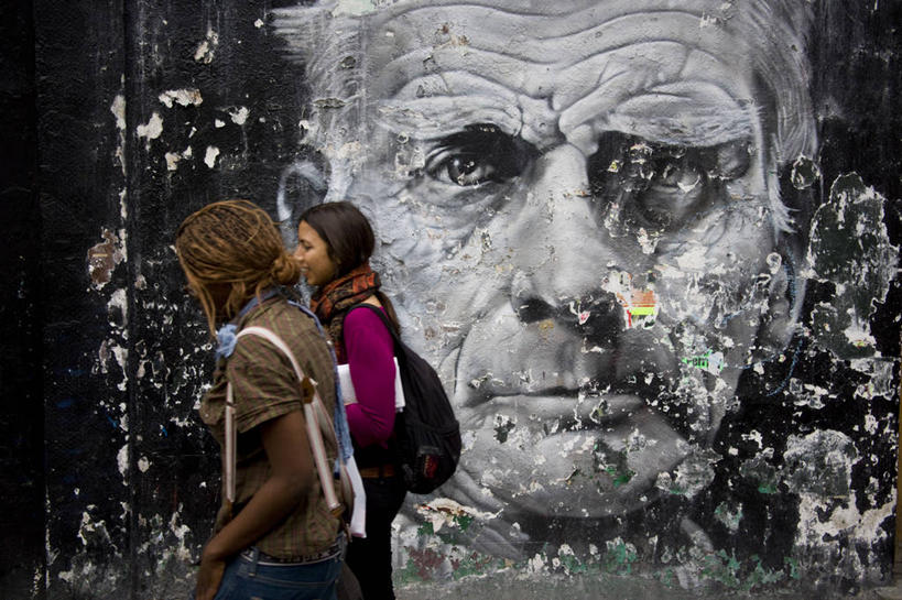 儿童,成年人,两个人,横图,旅游,城市,街道,英国,行人,游客,游人,艺术,首都,路人,旅客,摄影,生活方式,手艺,美术工艺,过客,诺丁山,女孩,女人,彩图,涂鸦