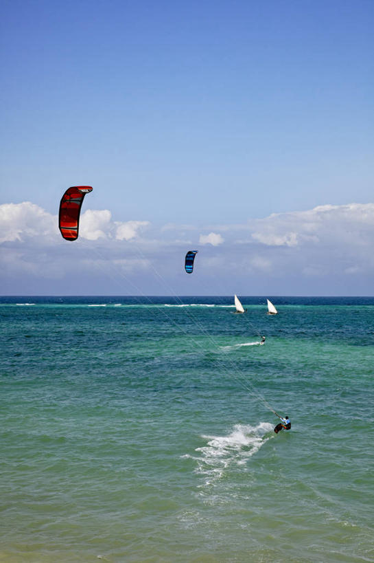 冲浪,竖图,室外,旅游,运动,海洋,非洲,肯尼亚,乘客,海岸线,白色,风筝,摄影,活动,迅速,印度洋,冲浪风筝,技能,蒙巴萨岛,海滩,彩图,旅行