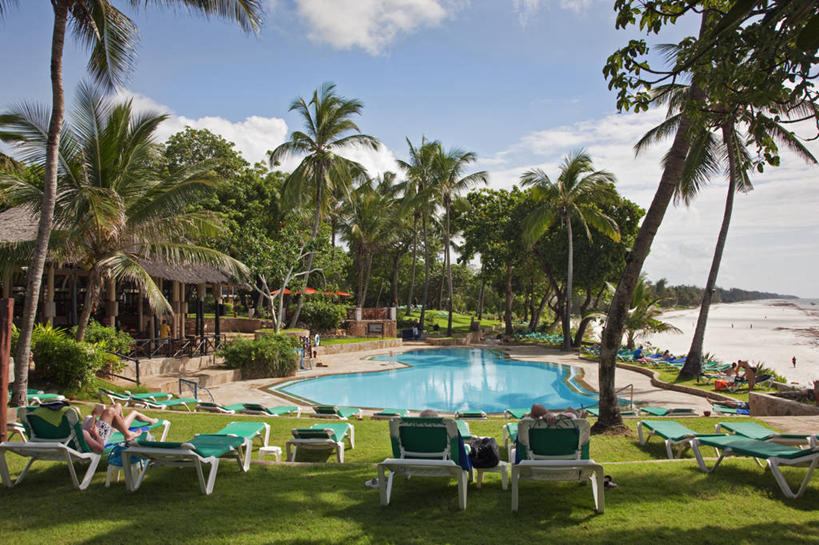 儿童,成年人,无人,横图,室外,河流,非洲,肯尼亚,脚印,褐色,河床,衣服,红色,季节,摄影,牲畜,女孩,女人,岩石,山羊,彩图,传统服装,旅行