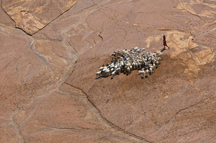 儿童,成年人,无人,横图,室外,河流,非洲,肯尼亚,脚印,褐色,河床,衣服,红色,季节,摄影,牲畜,女孩,女人,岩石,山羊,彩图,传统服装,旅行